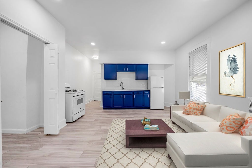 יחידה 4 · סלון ומטבח - 526 W Munson St, Denison, TX 75020