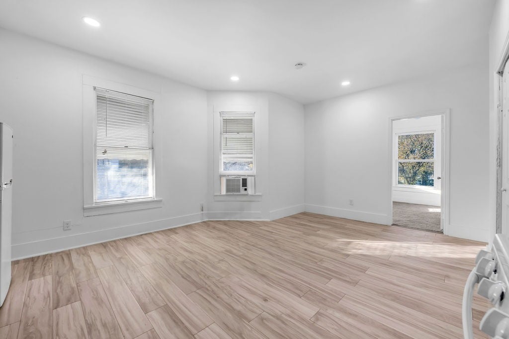 יחידה 4 · סלון - 526 W Munson St, Denison, TX 75020