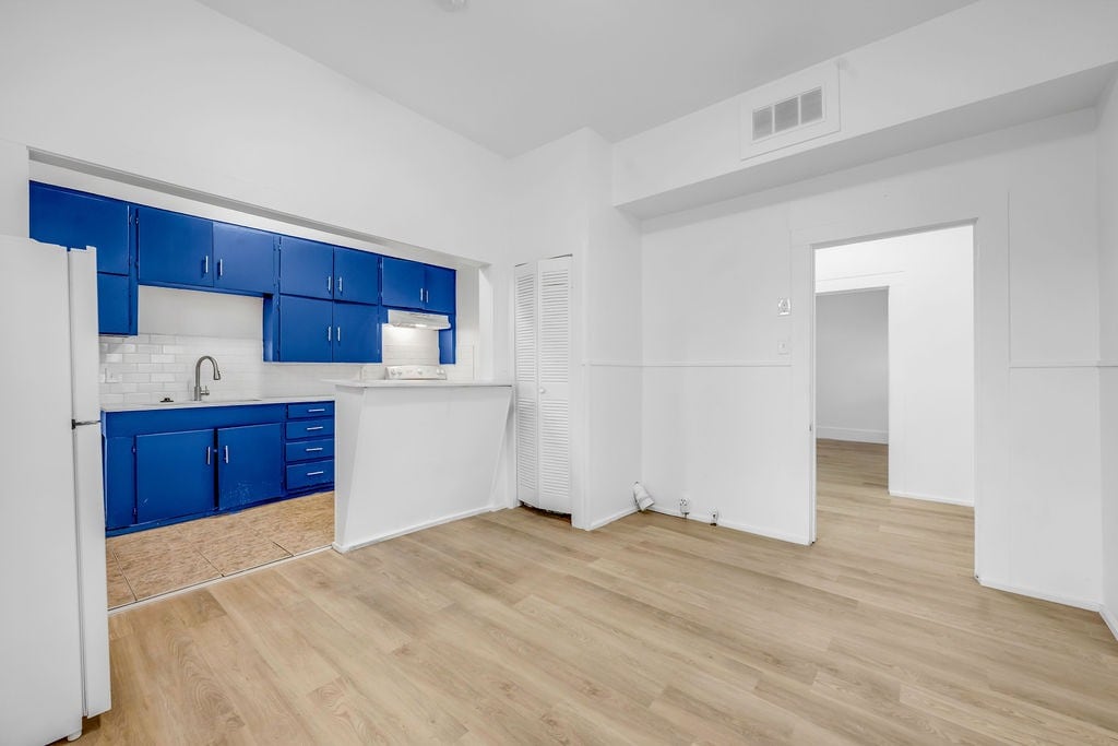 יחידה 3 · מטבח וסלון - 526 W Munson St, Denison, TX 75020